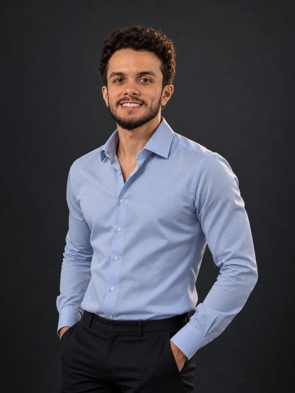Gustavo Lima, fundador da TYZE, sorrindo de camisa azul clara